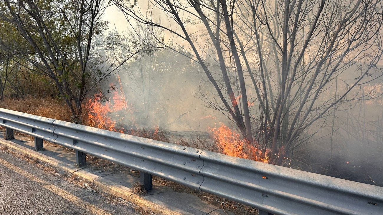 Atienden incendio en el lecho del río Santa Catarina en Guadalupe