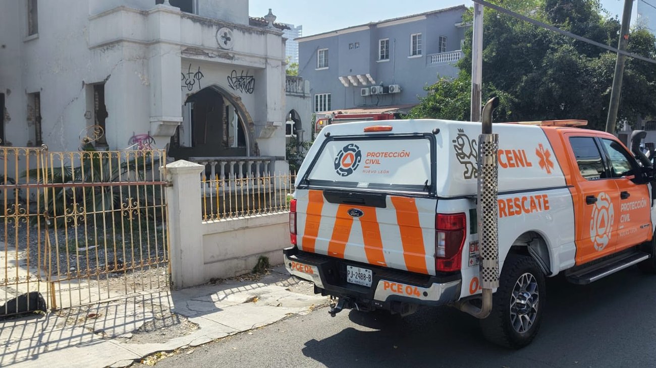 Controlan incendio en casa abandonada en la colonia Obispado