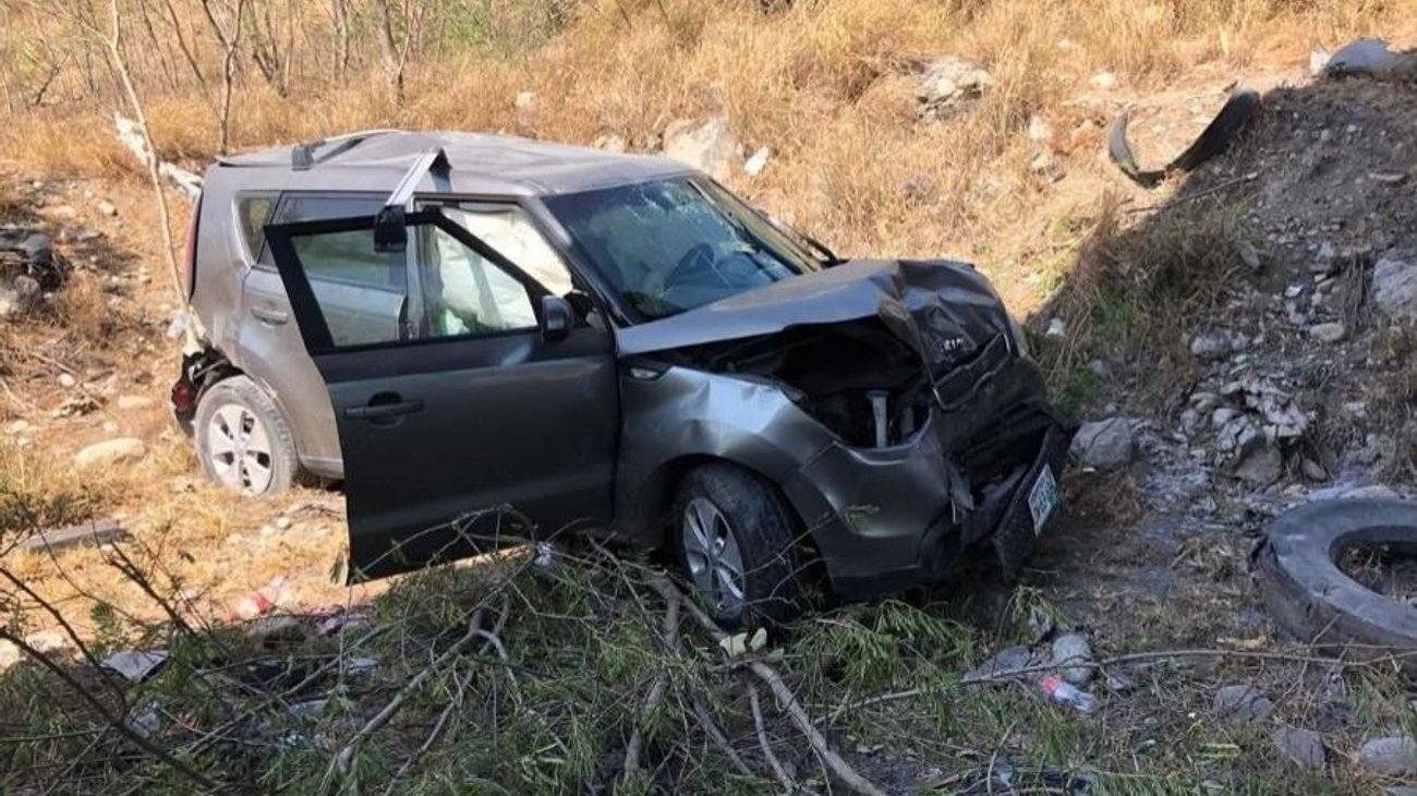 Tractocamión embiste camioneta y la lanza al río en Victoria