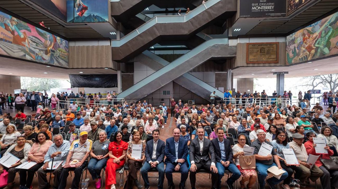 Entrega Adrián de la Garza testamentos a familias regias