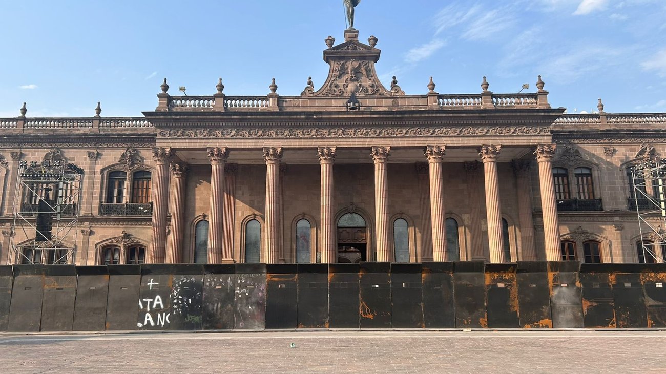 Colocan barricadas en Palacio de Gobierno previo a marcha del 8M