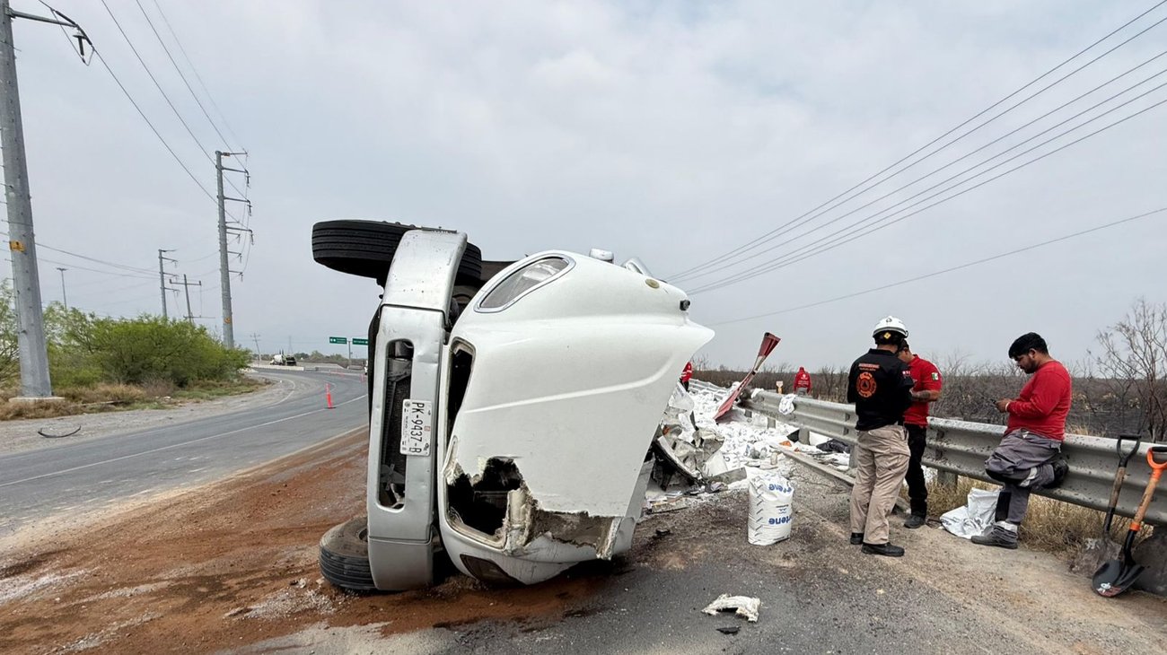Vuelca tráiler cargado con polietileno en Salinas Victoria