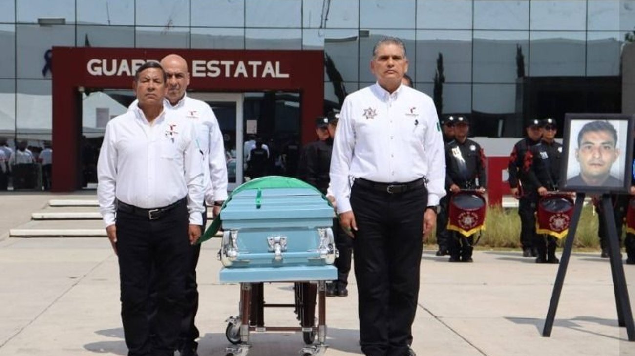 Despiden con honores a Carlos Muñiz policía fallecido en combate 