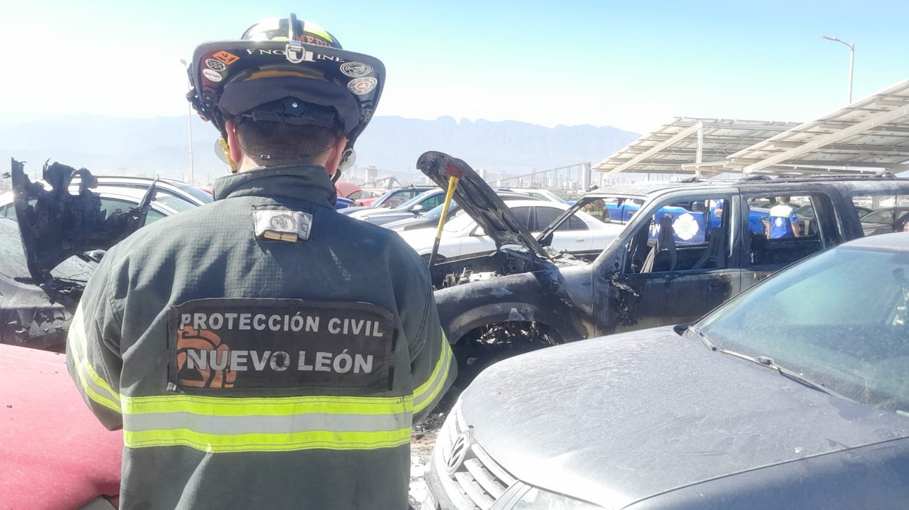 Incendio de vehículos moviliza a cuerpos de auxilio