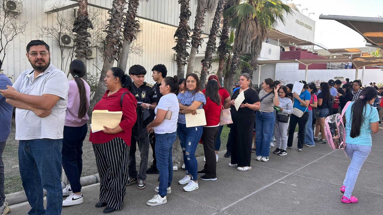 Largas filas por becas Benito Juárez en Palacio Federal