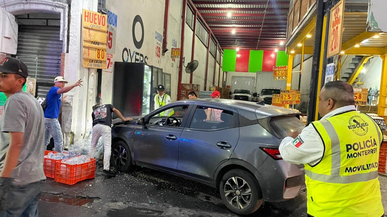 Hombre pierde el control y choca contra negocio en el Centro