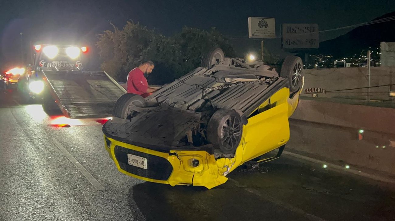 Volcadura en Eugenio Garza Sada deja cinco lesionados