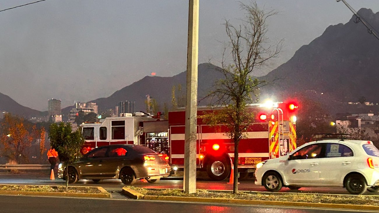 Moviliza incendio en el Río Santa Catarina a cuerpos de auxilio