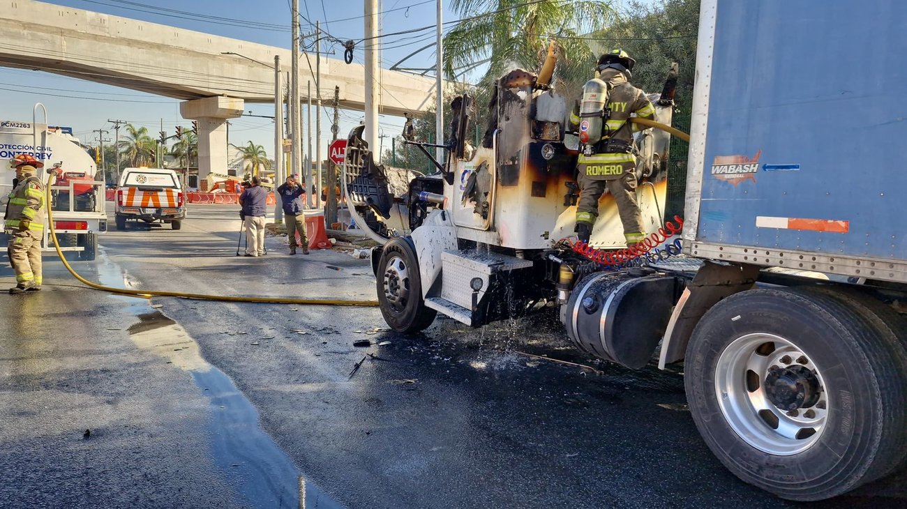 Se incendia tráiler en Monterrey; no hay lesionados