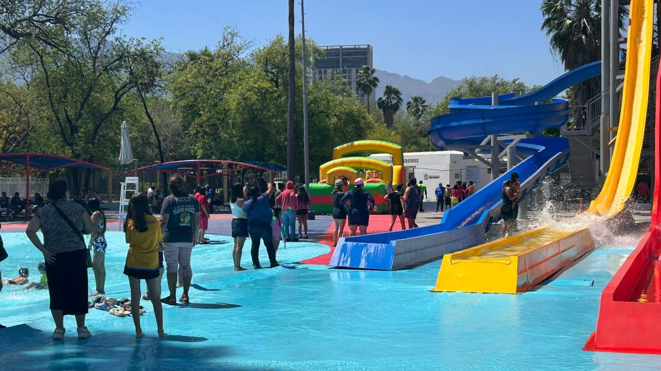 Calor lleva a familias regias a albercas del Parque España