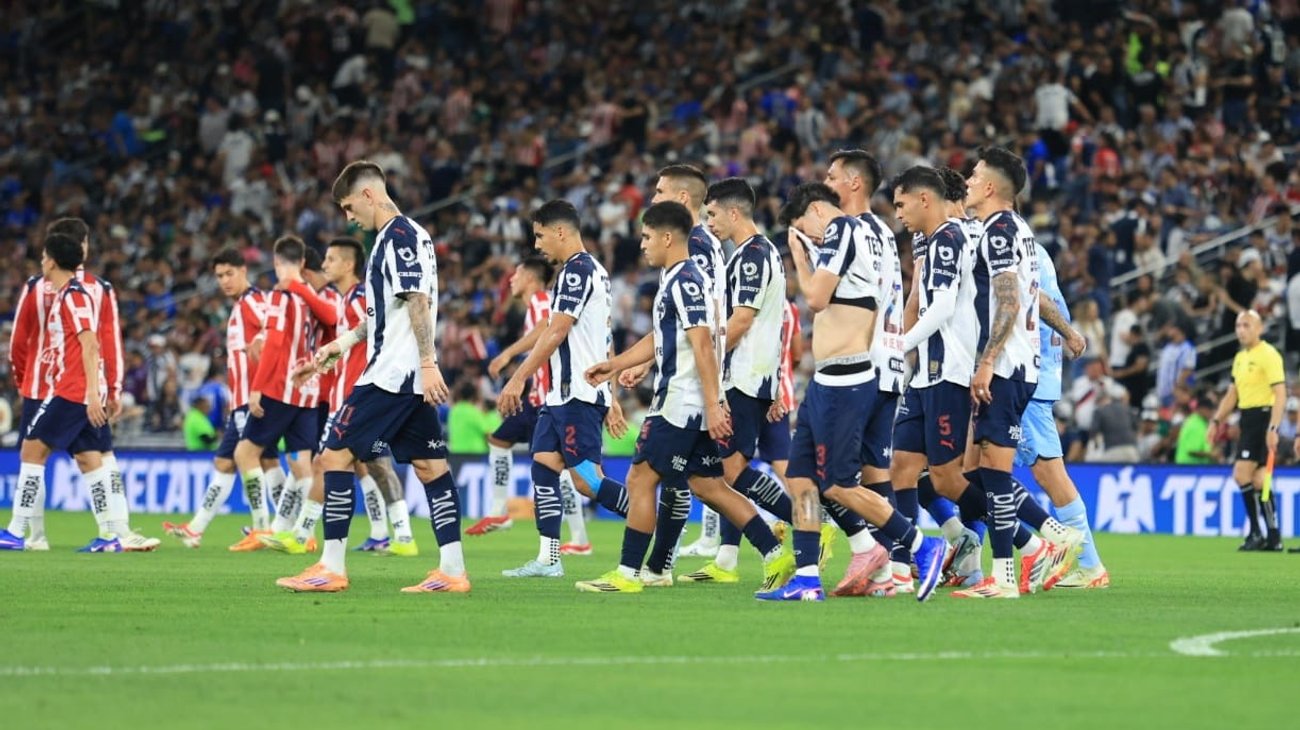 Rayados pierde 2-3 ante Chivas, teniendo una reacción muy tardia