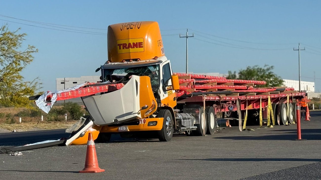Fallece trailero por cargamento de vigas en Cienega de Flores