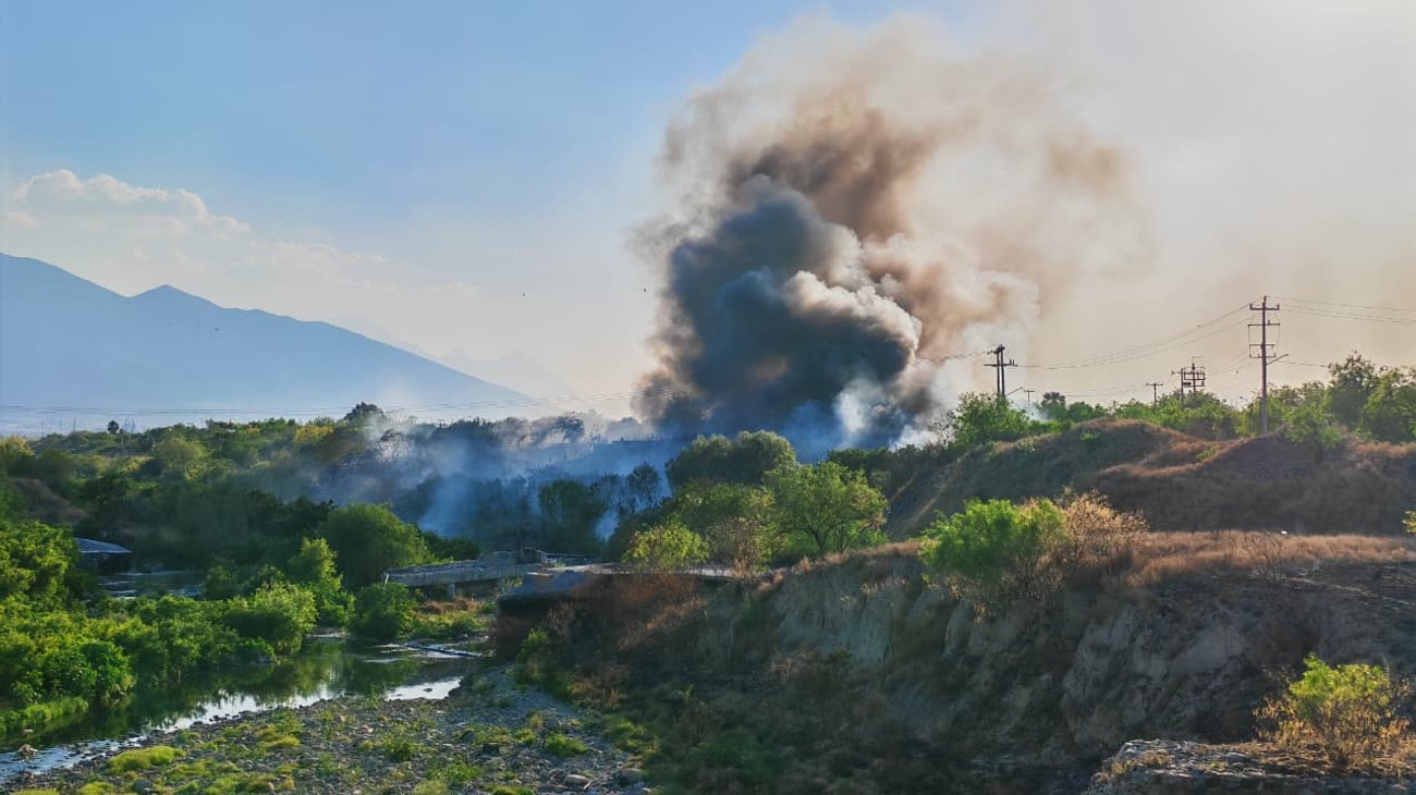 Quema de cobre inicia incendio en Escobedo afectando a tejabanes 