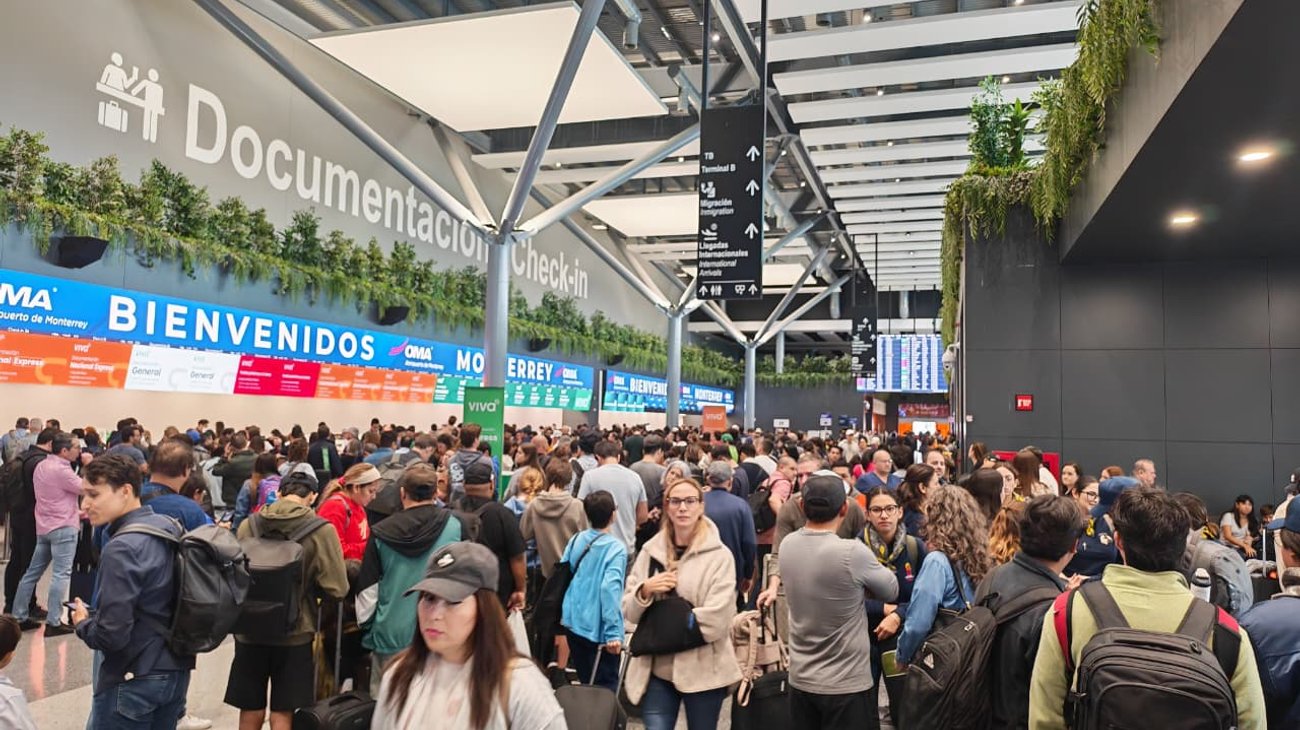 Continua afluencia alta en Aeropuerto de Monterrey.