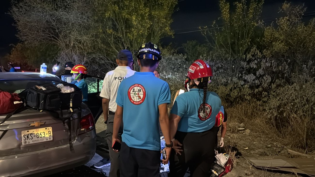 Volcadura deja tres lesionados en Av. Las Pedreras en Escobedo