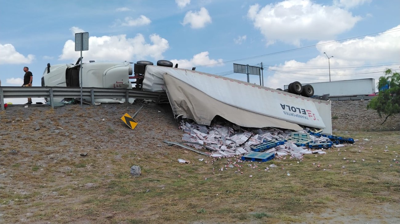 Vuelca tráiler con latas de chile en carretera Apodaca-Santa Rosa