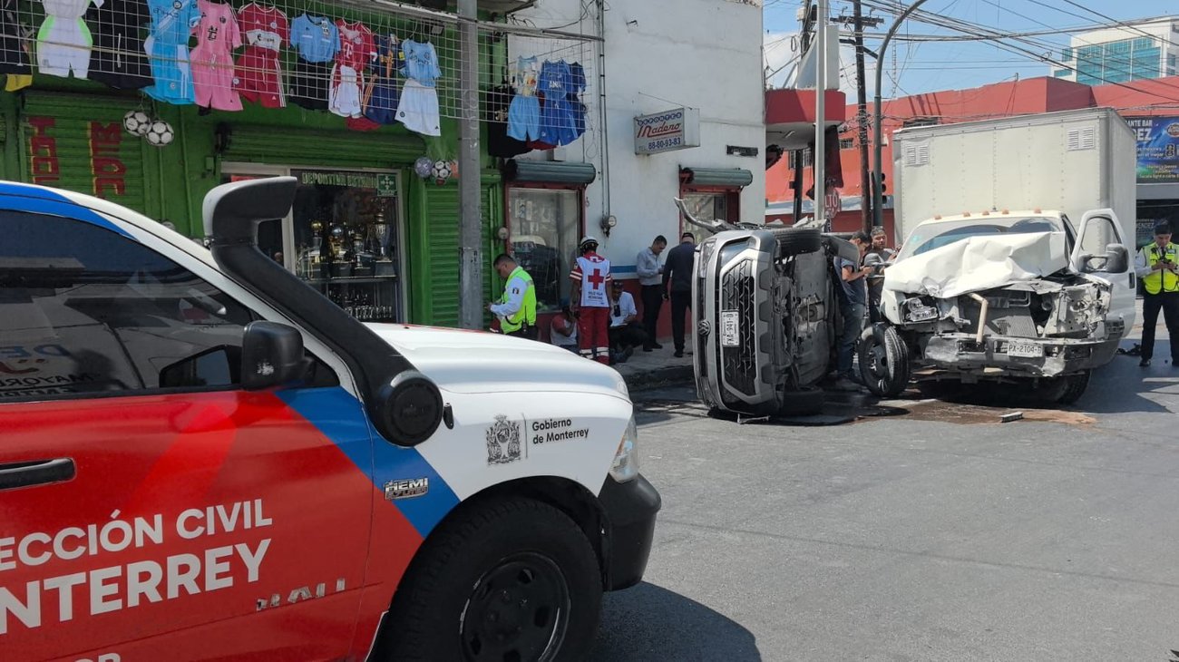 Volcadura deja varios lesionados en el centro de Monterrey
