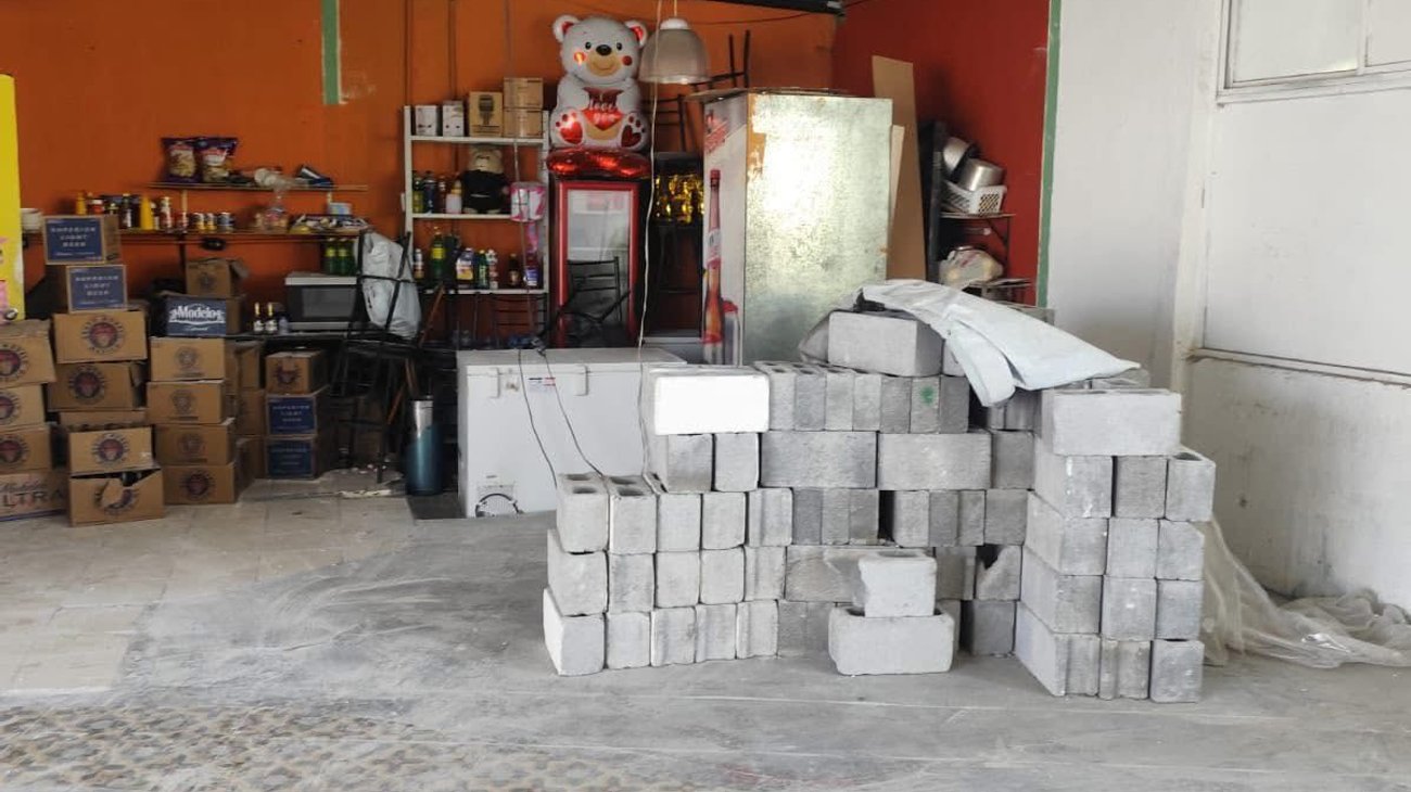 Roban restaurante tras derribar pared en plaza comercial