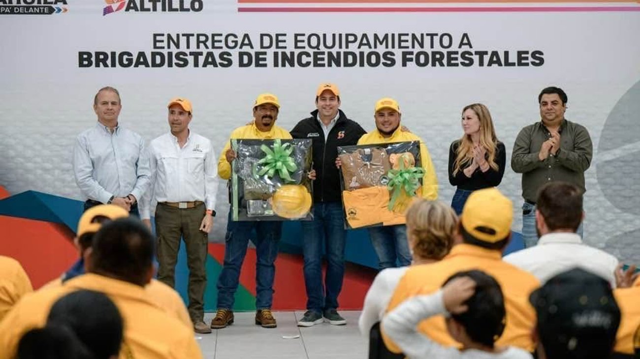 Entrega a Javier Díaz equipamiento brigadistas de Saltillo