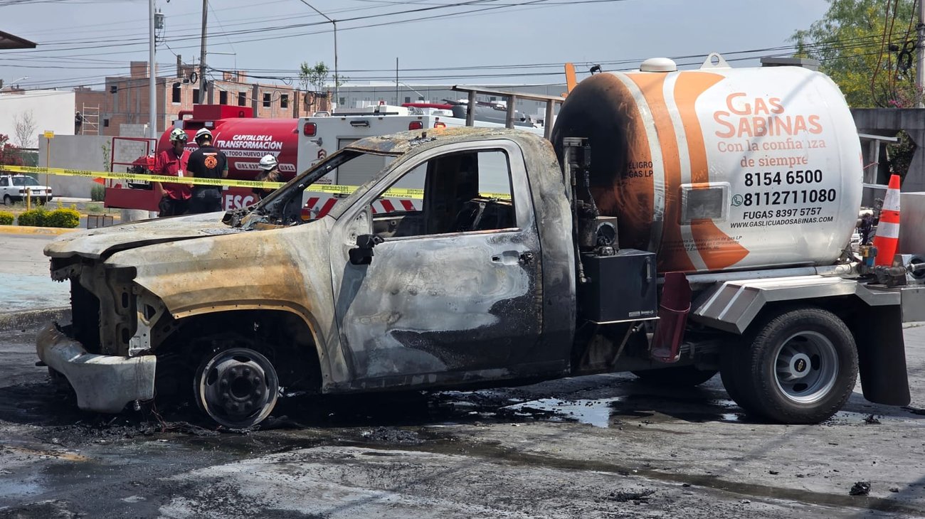 Provoca desalojo en plaza comercial incendio de pipa en Escobedo