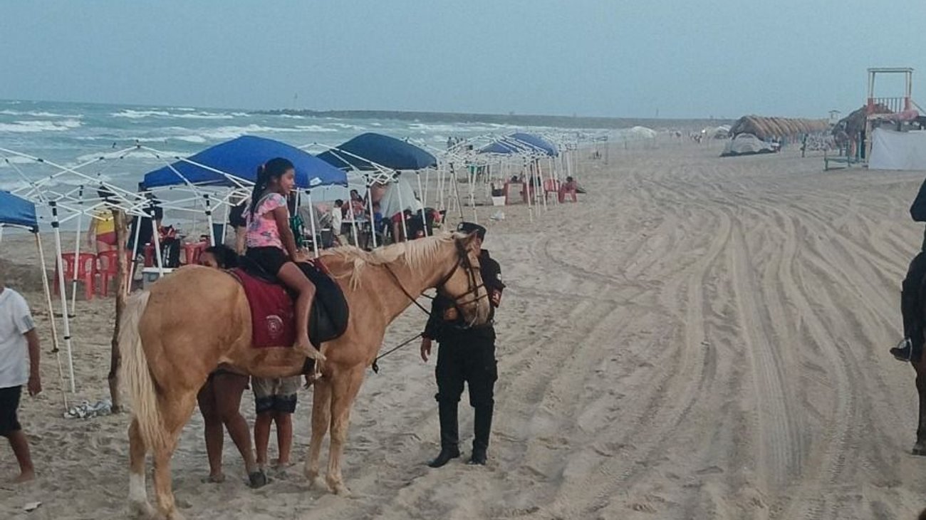 Equinos de la Guardia Estatal recorren Playa la Pesca 