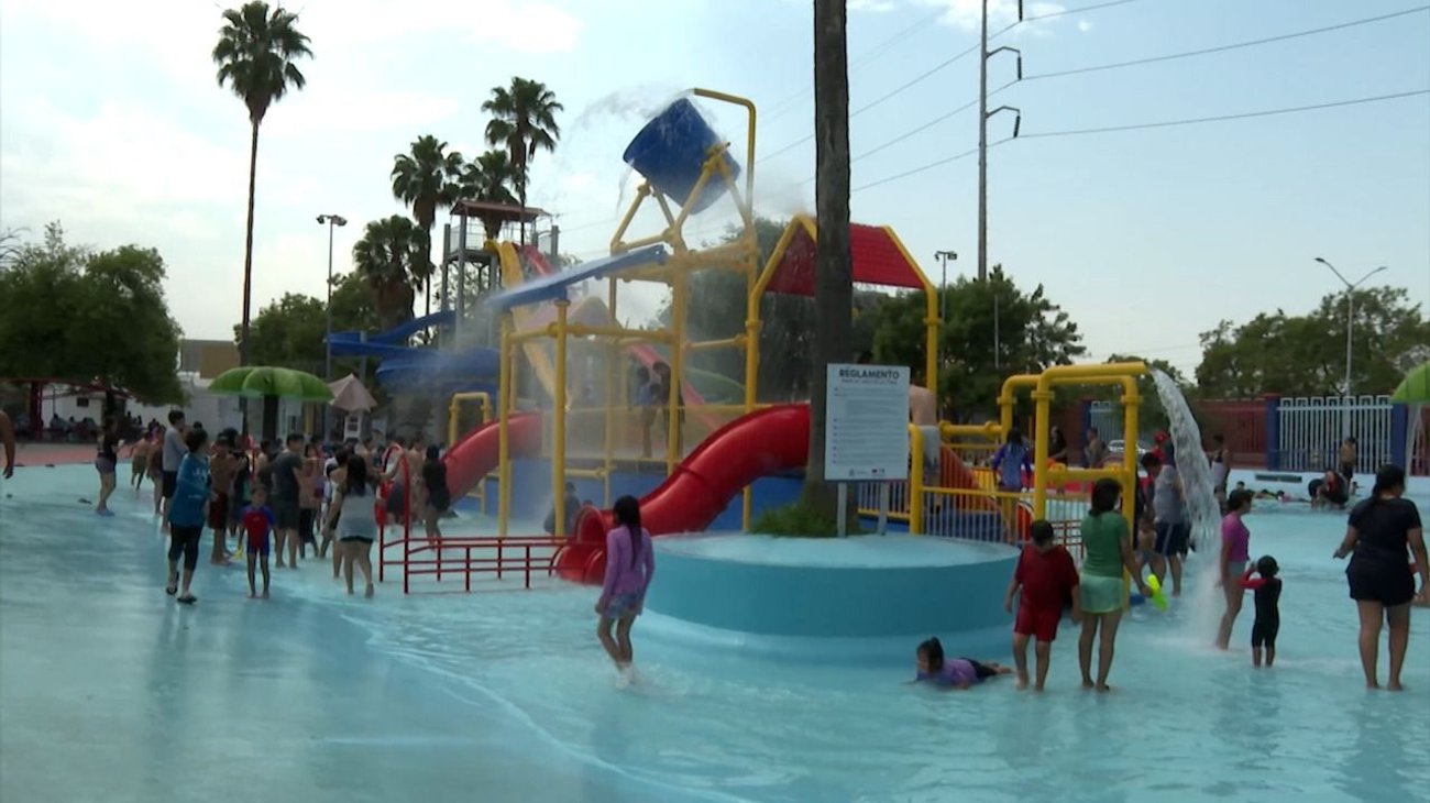 Pasan regios Jueves Santo en albercas de Parque España