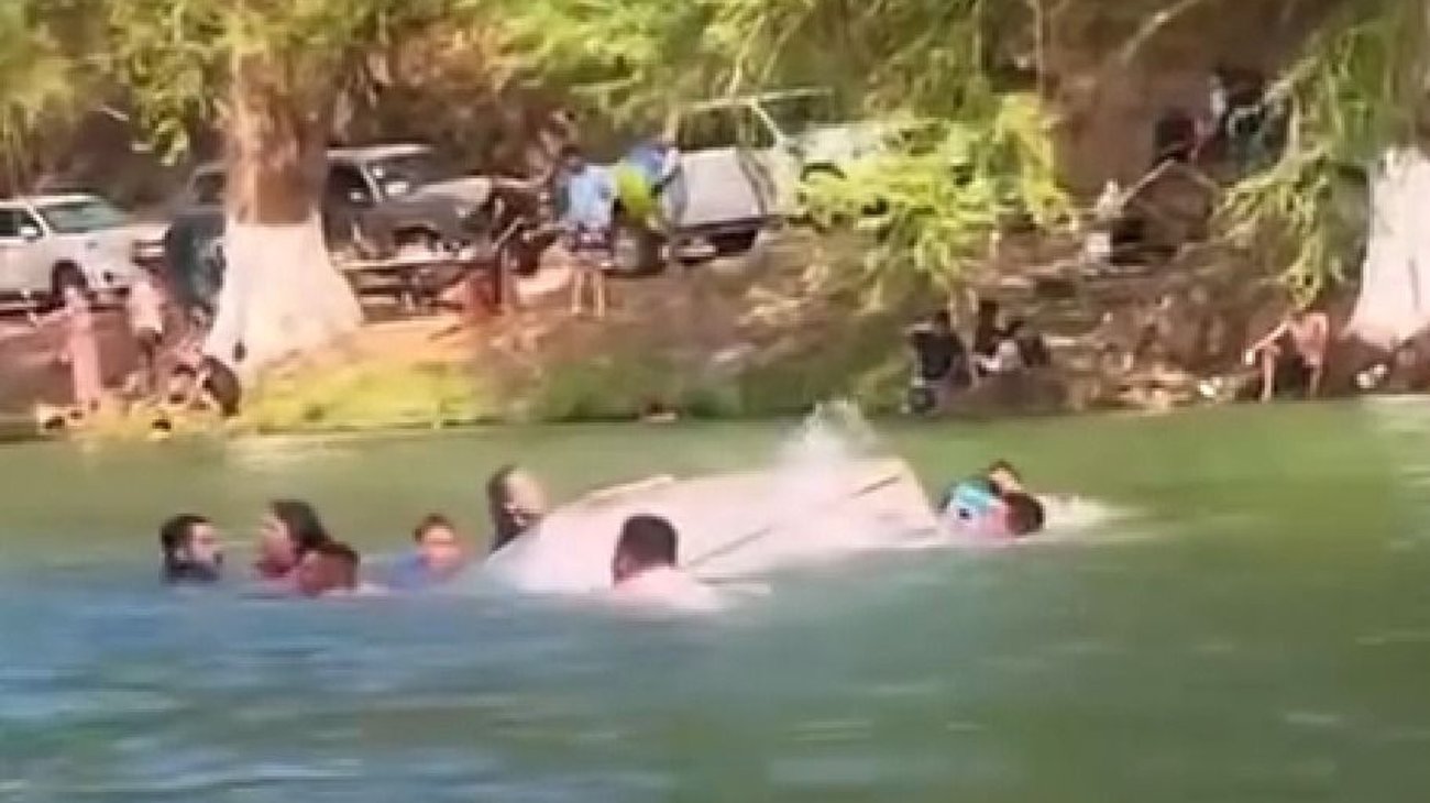 ¡Momentos de pánico! Vuelca lancha con niños en "La Cascada"