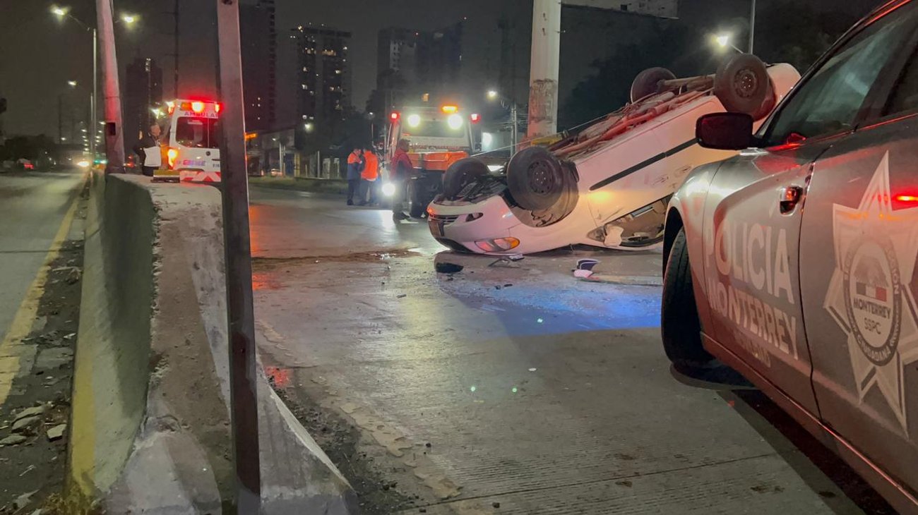 Vuelca camioneta tras impactar contra muro en Santa María