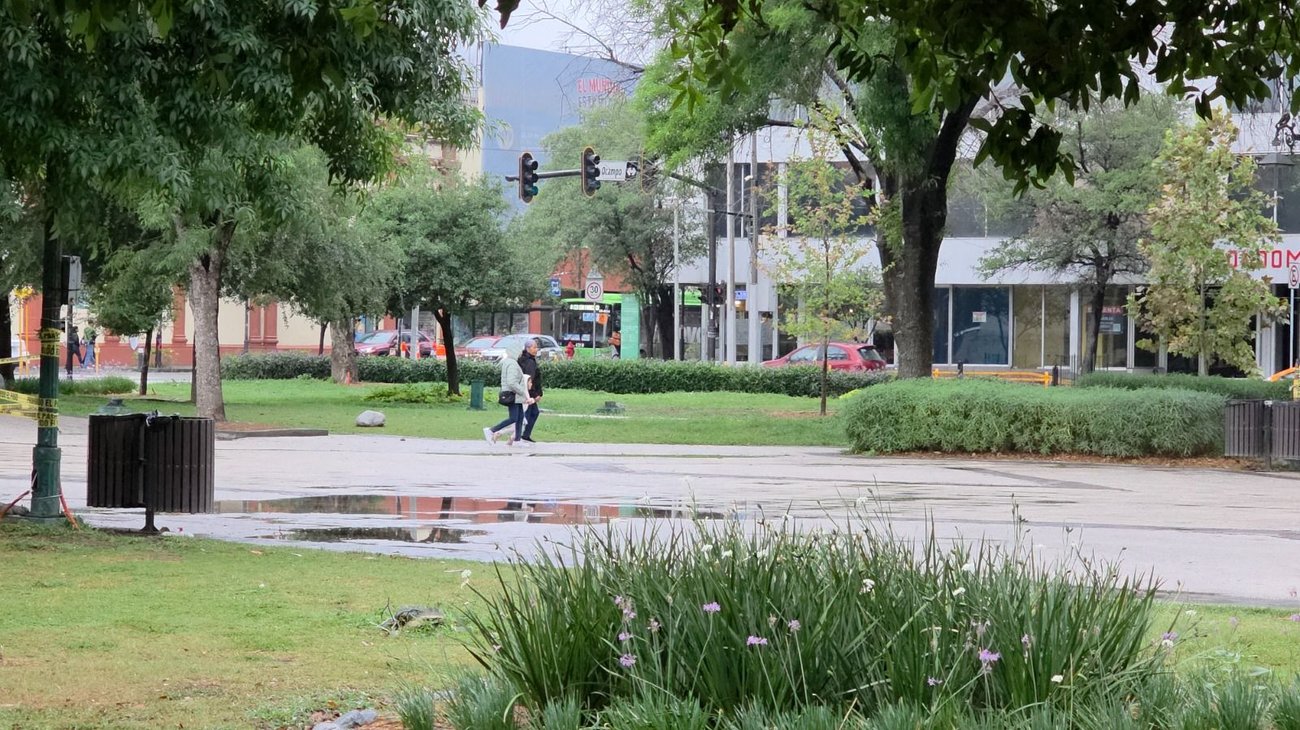 Sorprende frío y lluvia en Monterrey en plena primavera