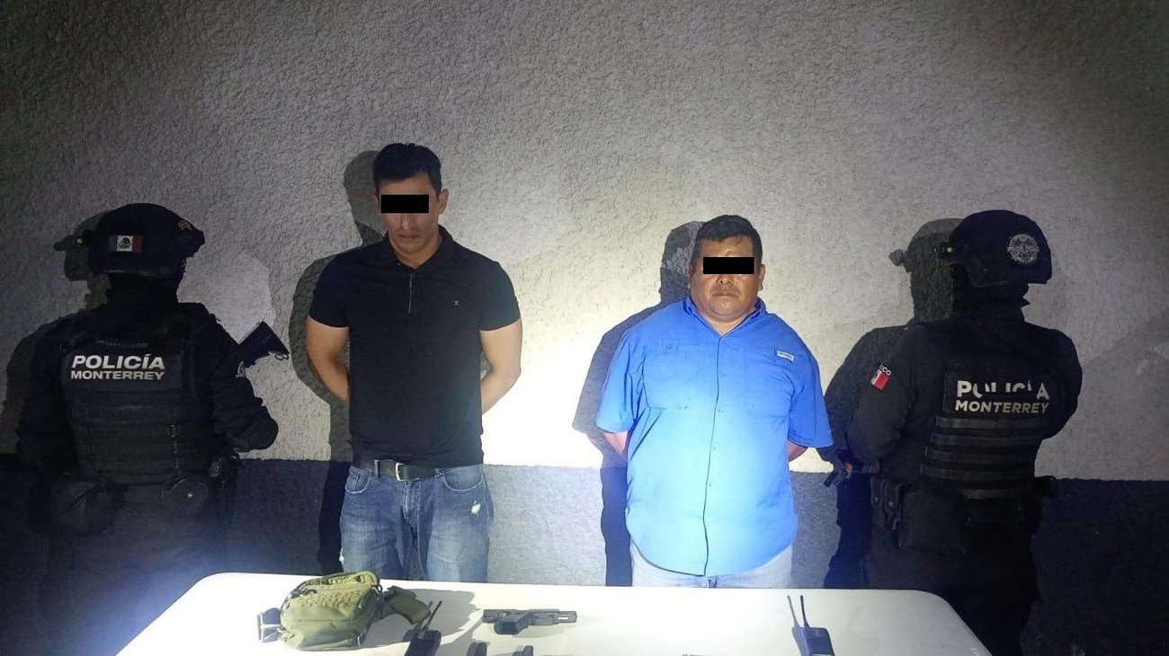 Detienen a dos con armas, cartuchos y radios en colonia Del Norte