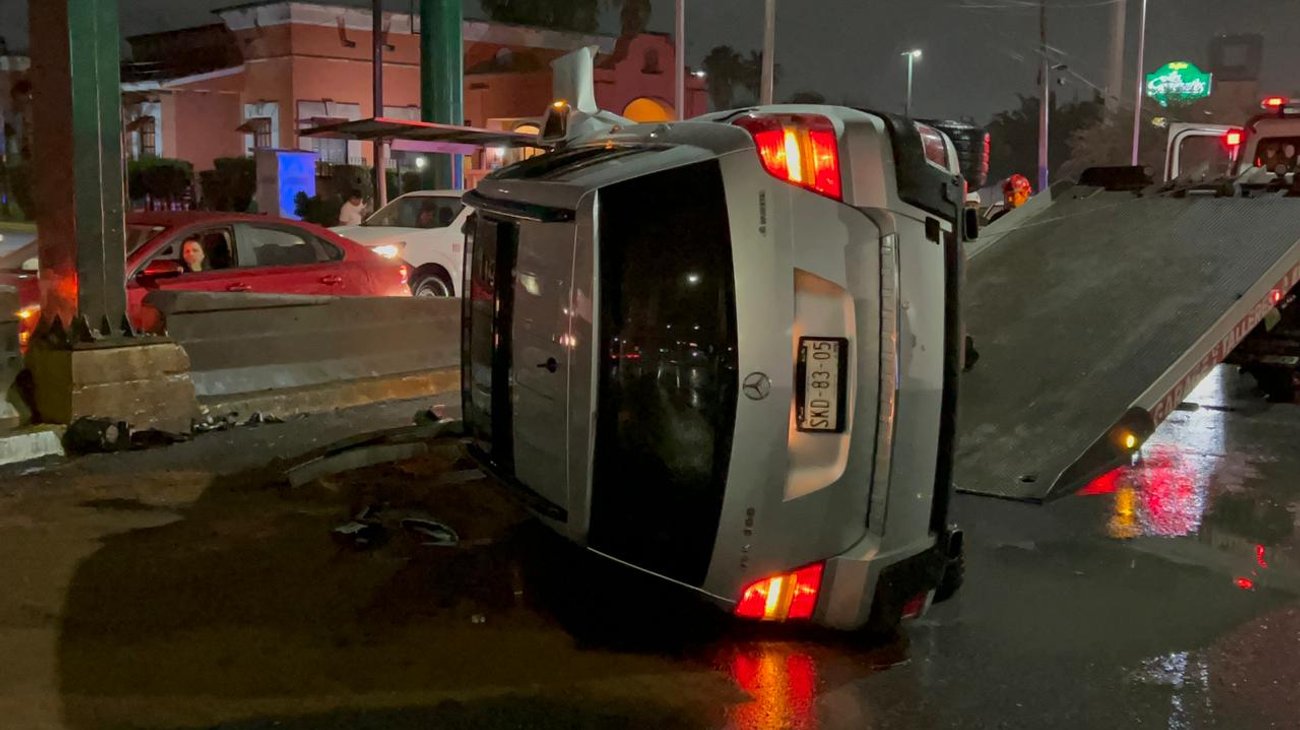 Derrapa, choca contra poste y vuelca en Revolución
