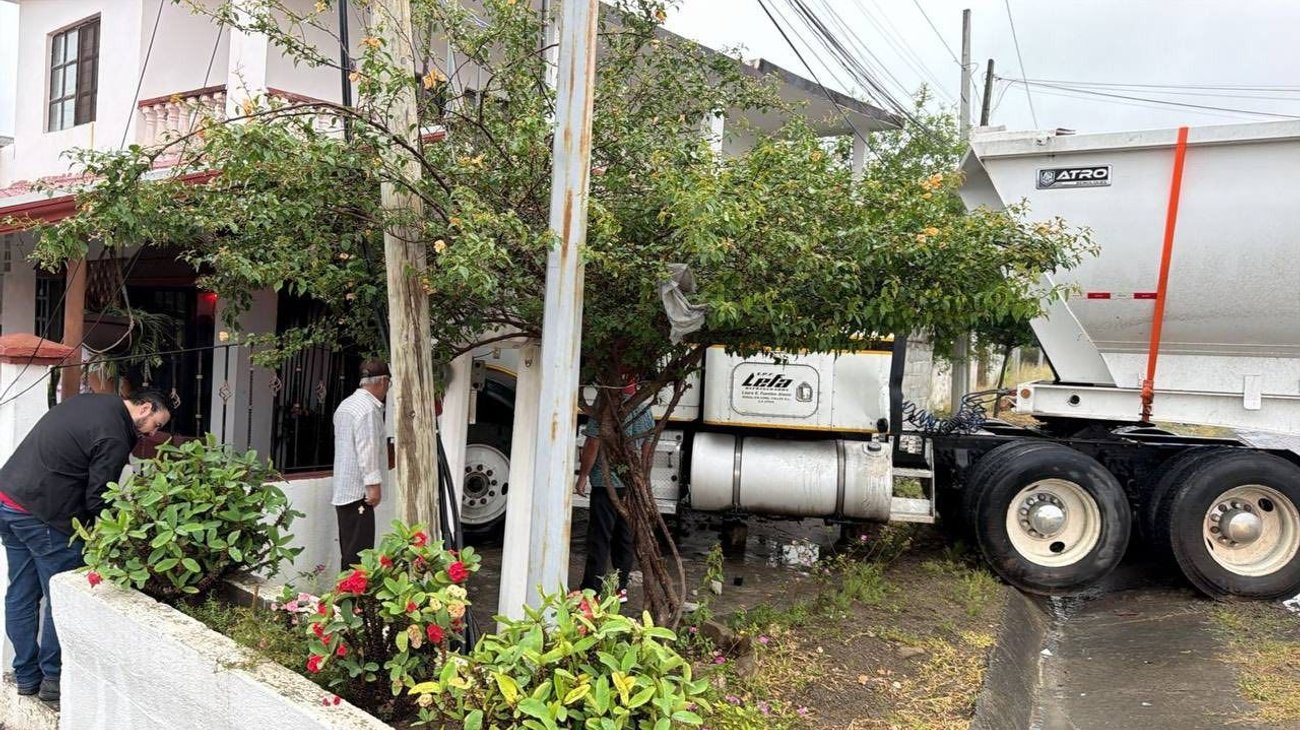 Tráiler se impacta contra vivienda tras accidente en Allende