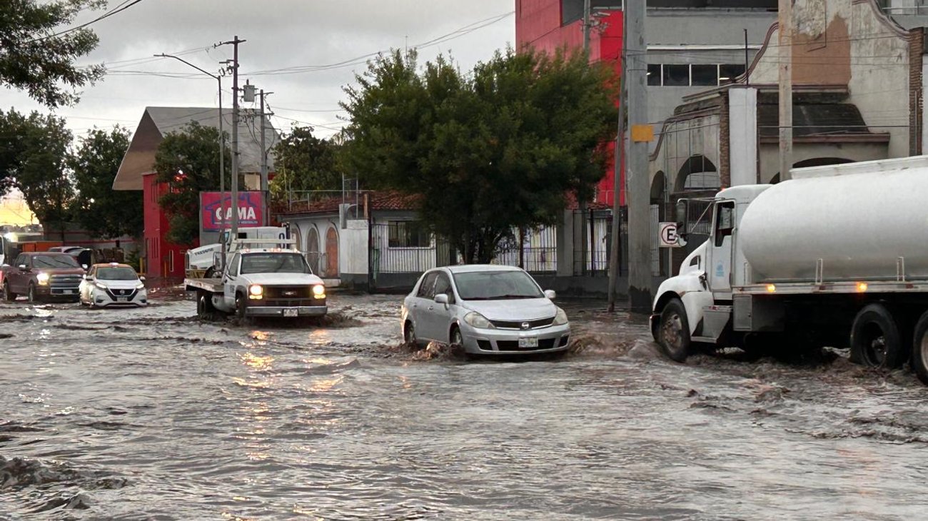 Encharcamiento en San Nicolás daña vehículos y expone riesgo vial