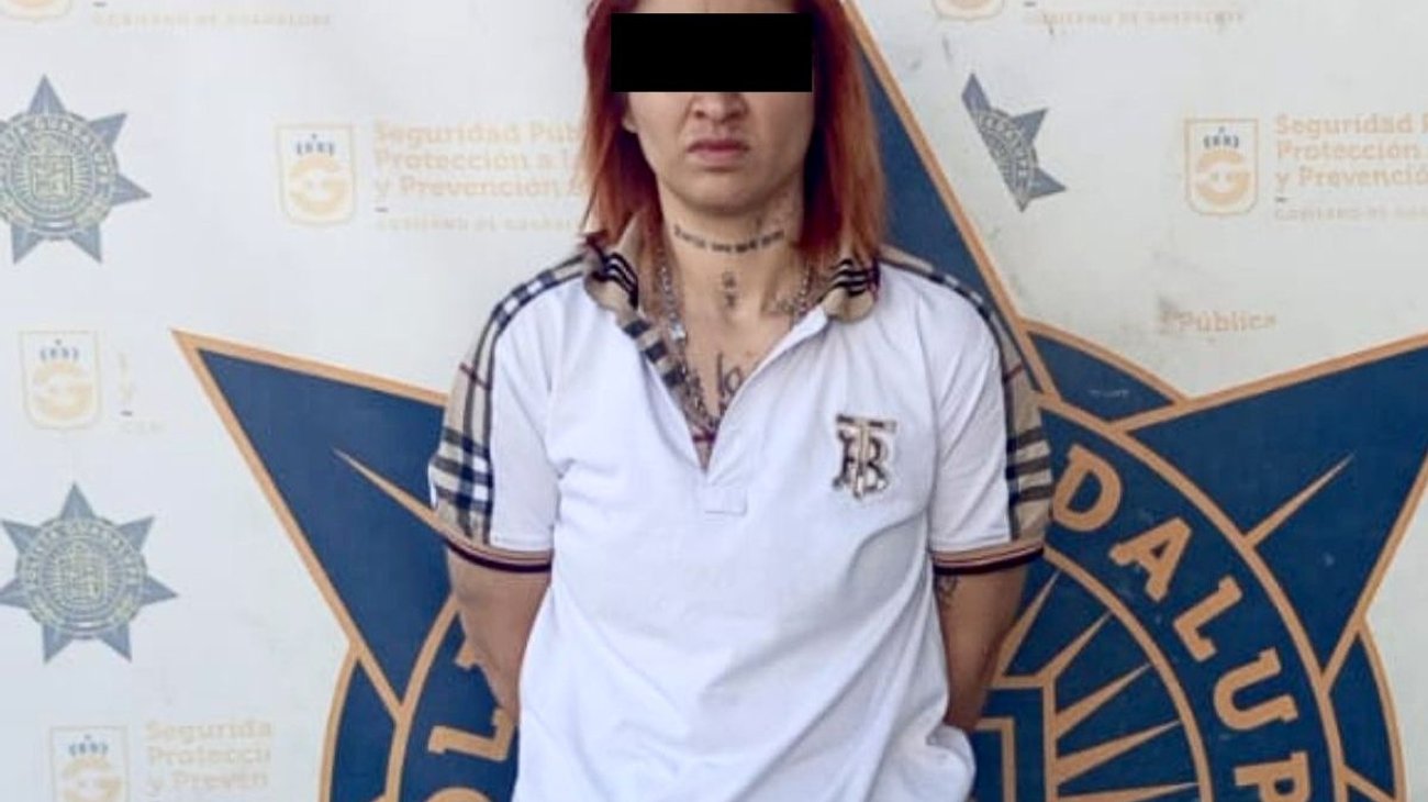 Detienen a mujer con réplica de arma y droga en centro comercial