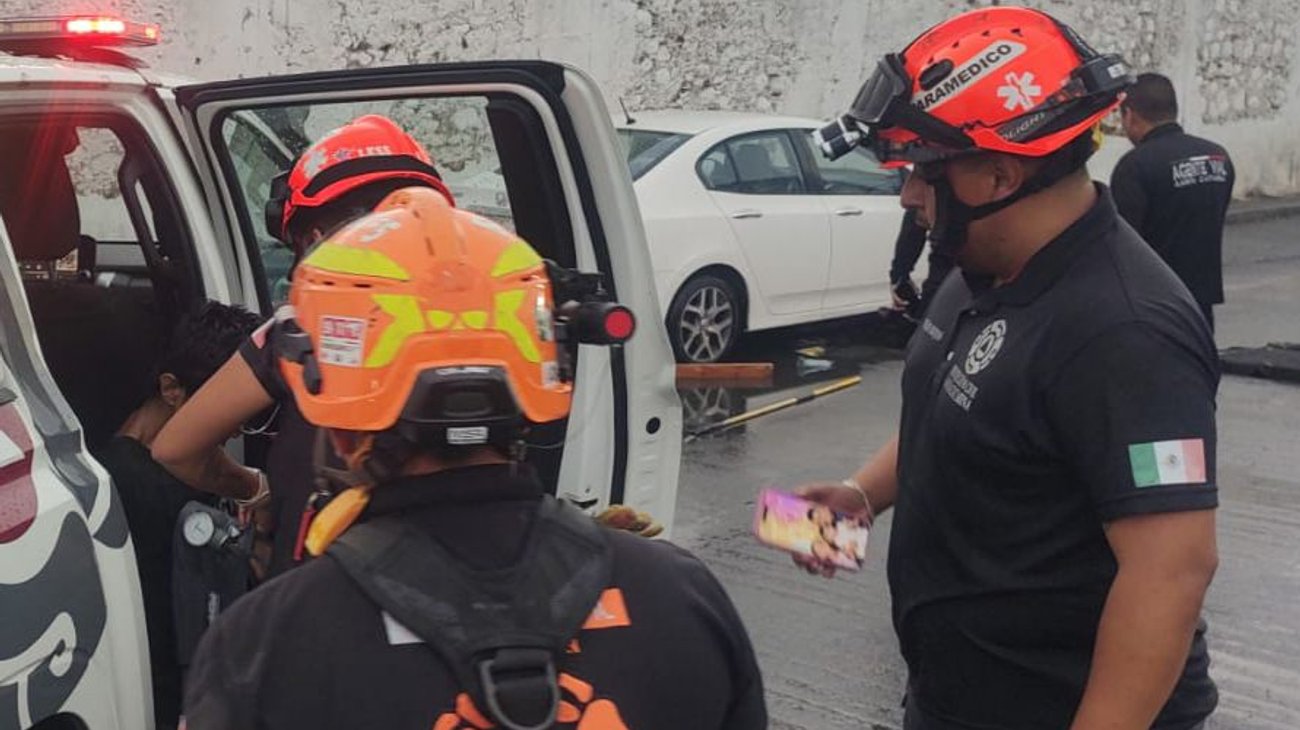 Rescatan a mujer atrapada en alcantarilla en Santa Catarina