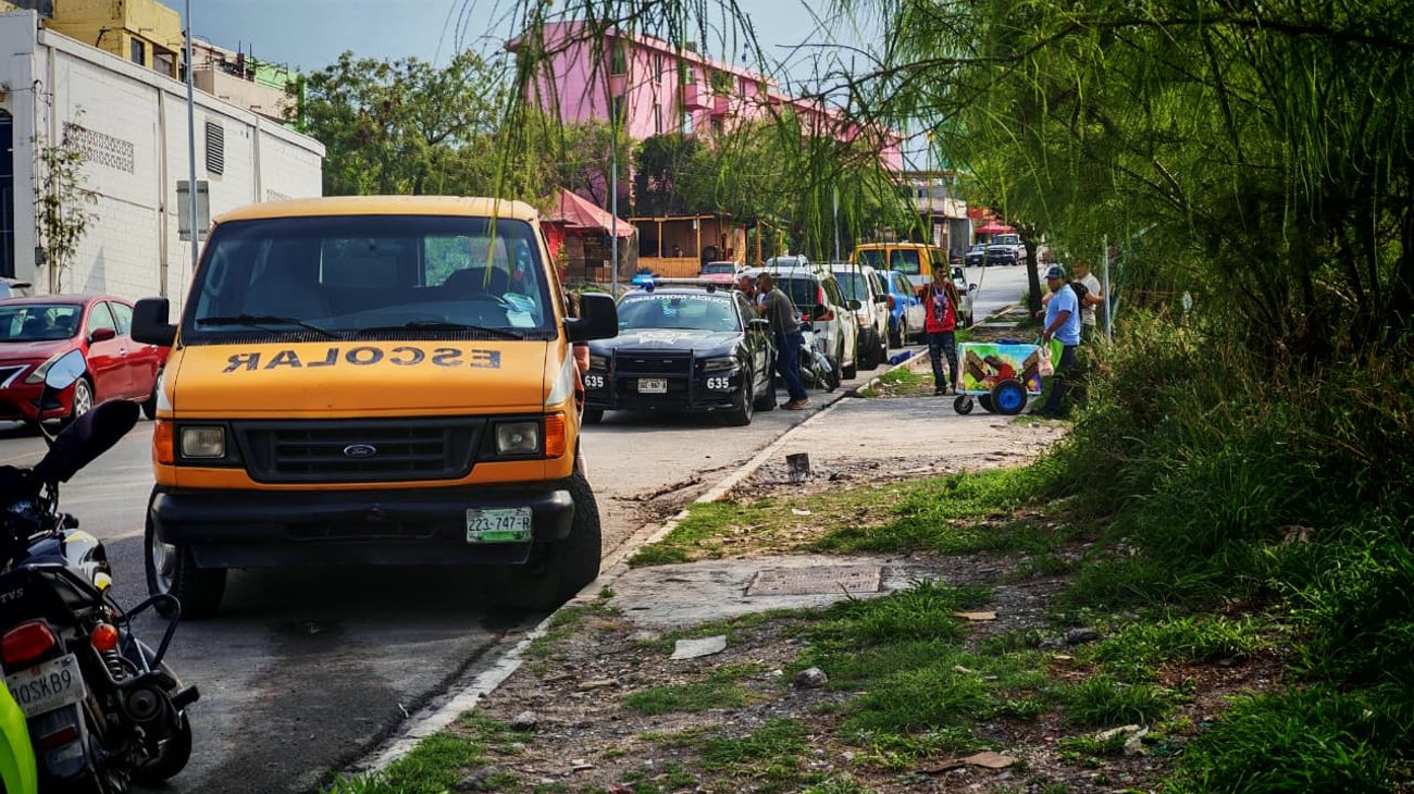 Motociclista resulta herida tras percance con transporte escolar