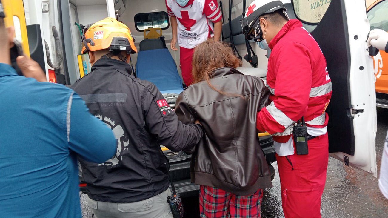 Accidente vial en Monterrey deja una mujer lesionada leve