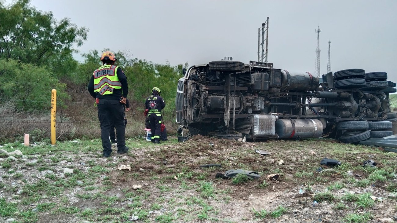 Vuelca pipa en la carretera Monterrey-Saltillo en García