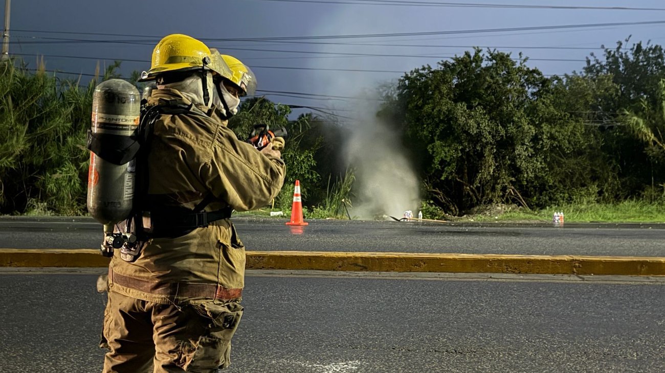 Controlan fuga de gas y agua en Cadereyta; cierran vialidad