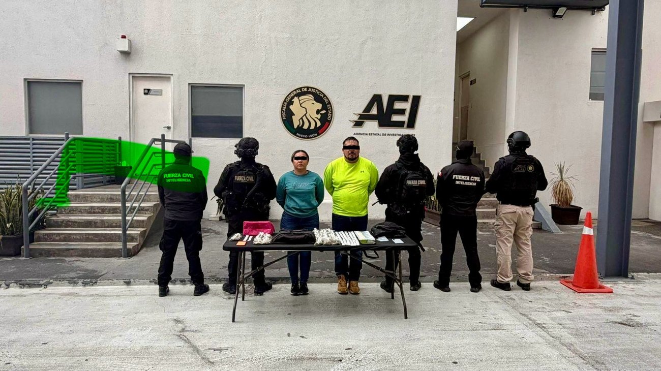 Detienen a pareja con más de 200 dosis de droga en Monterrey