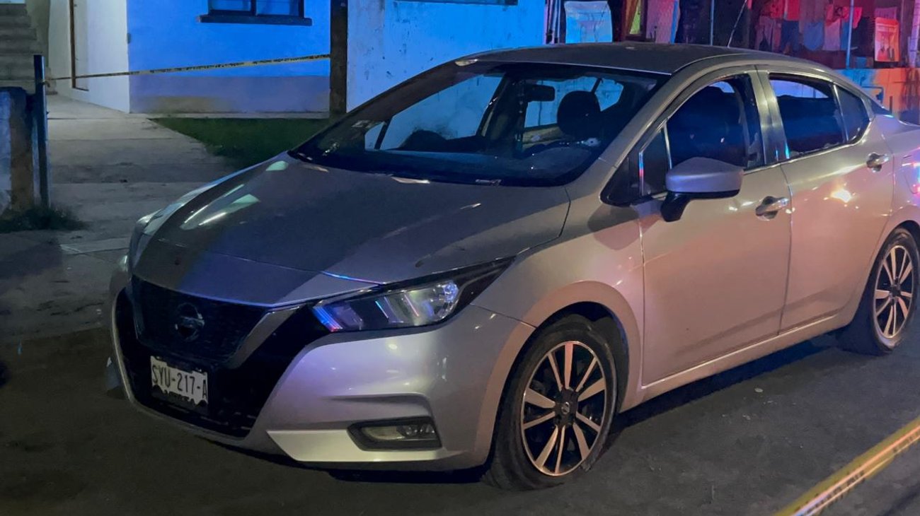 Disparan a conductor en San Nicolas; vehículo quedó abandonado