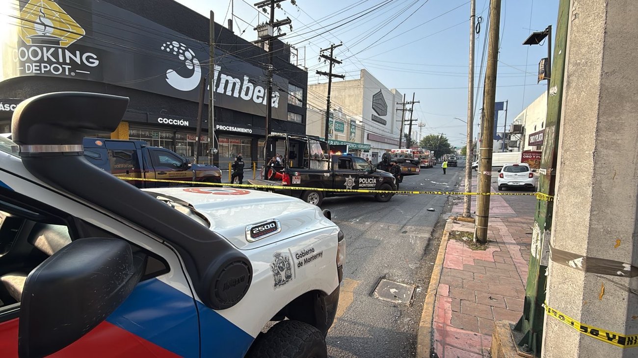 Deja volcadura de camioneta de valores dos heridos