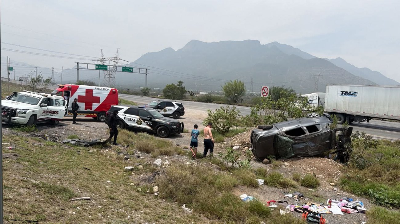Familia resulta lesionada tras volcadura en Santa Catarina