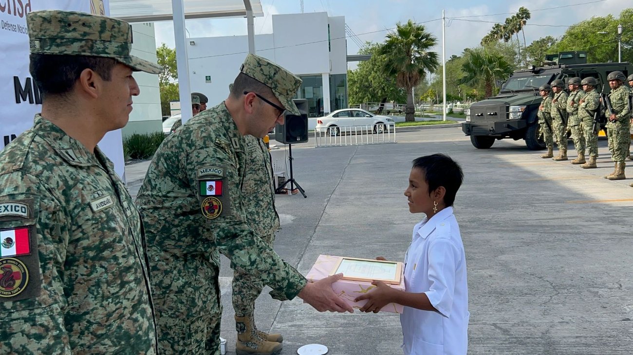 Nombran a Dulce médica militar por un día en cuartel de Reynosa