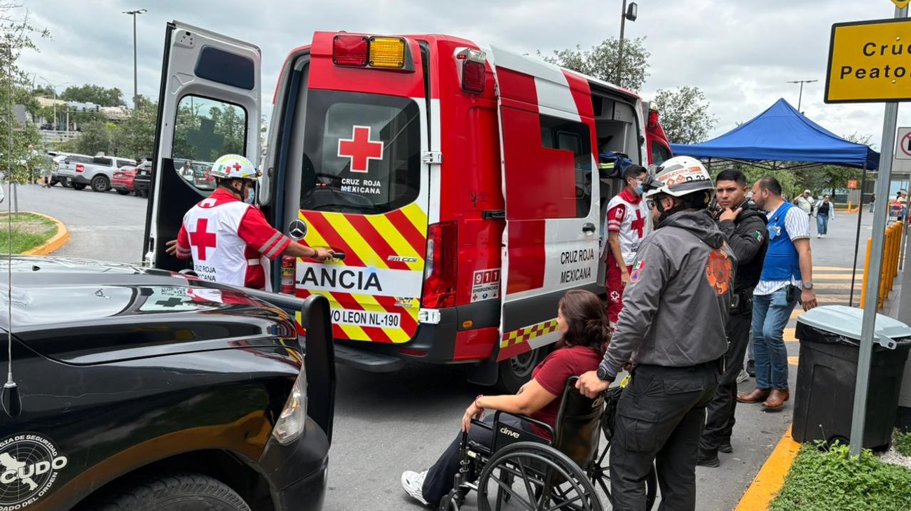 Atienden a mujer tras aplastamiento en área de licores