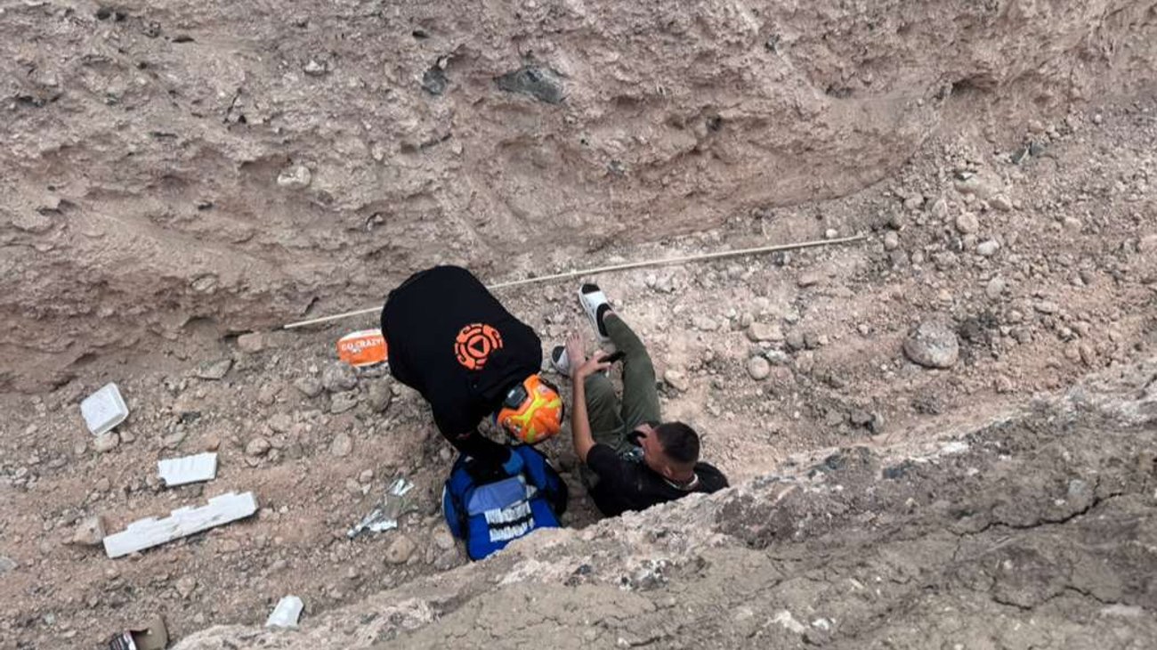 Hombre sufre caída de más de dos metros de altura en construcción