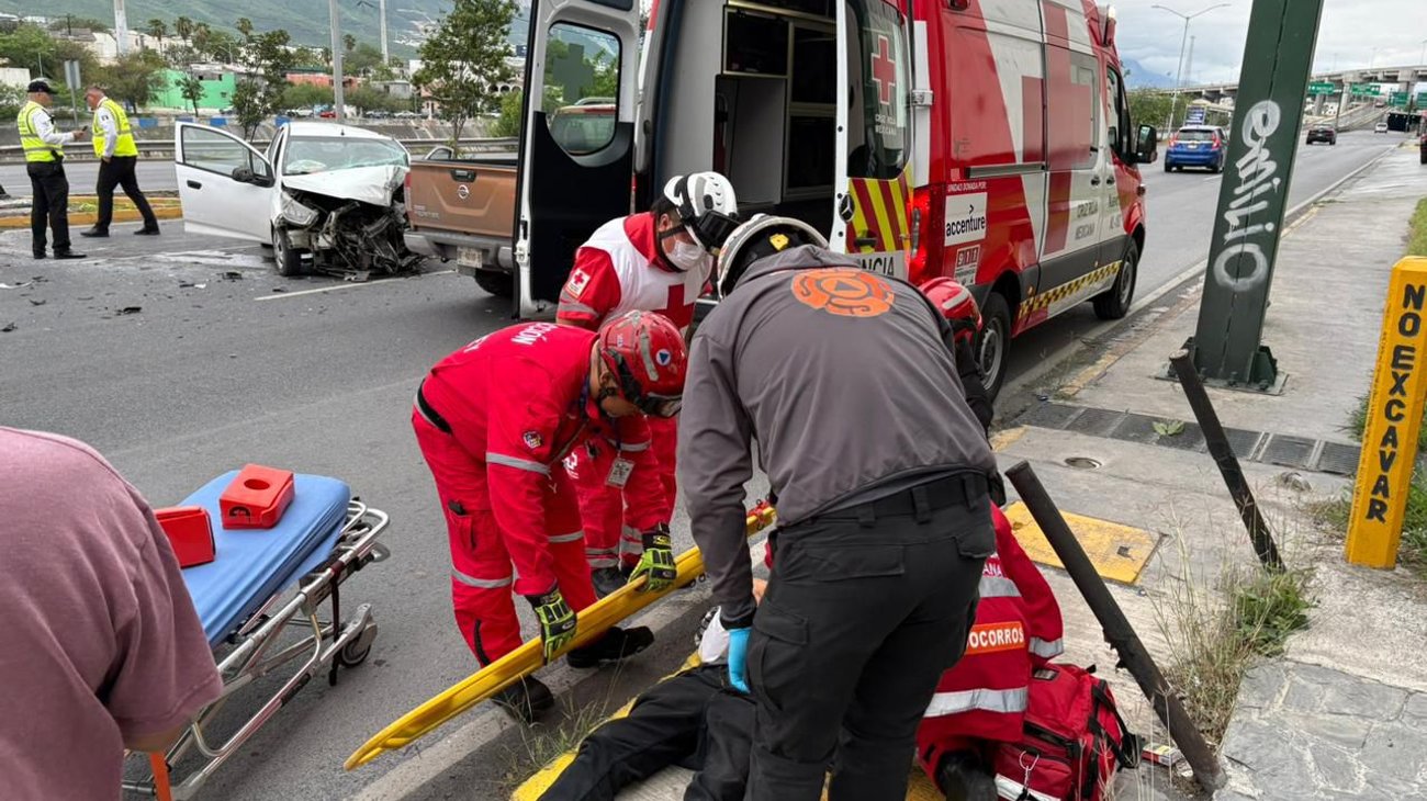 Choque contra señalamiento deja un lesionado en San Pedro