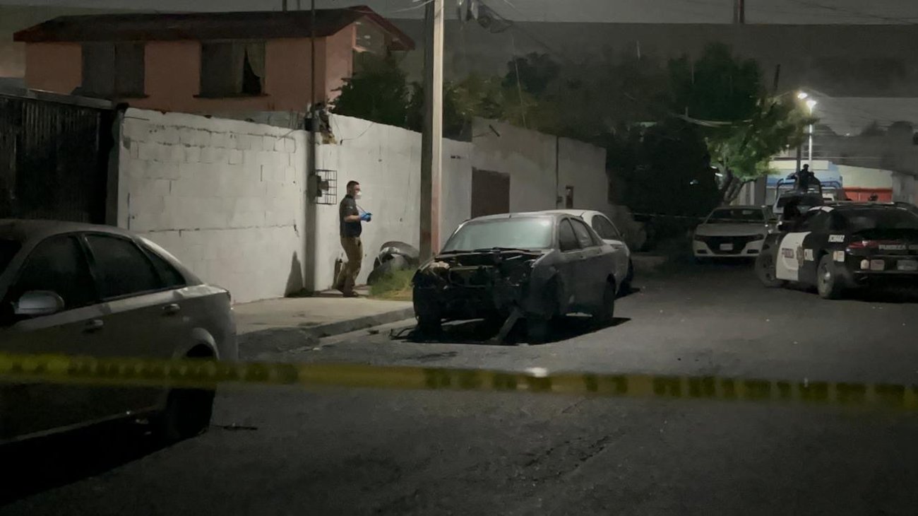 Investigan muerte de hombre hallado dentro de auto abandonado