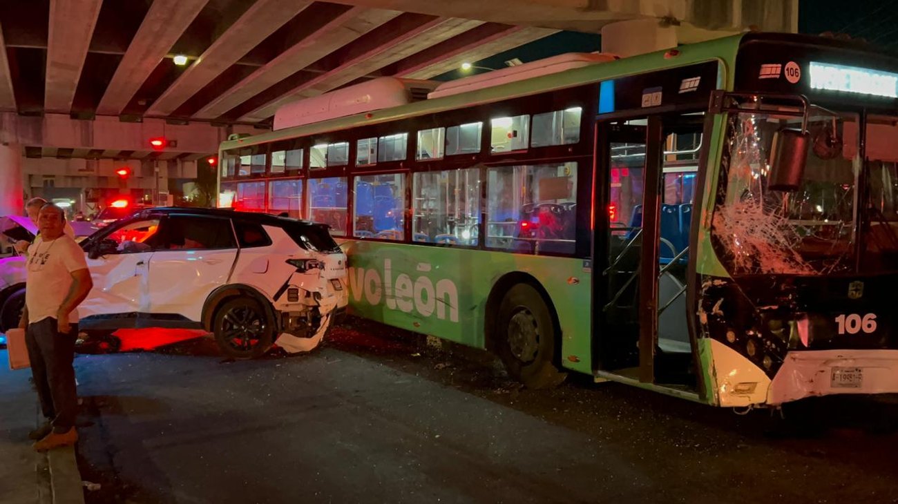 Choque entre Ecovía y camioneta deja 16 personas lesionadas