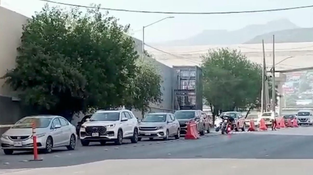 Vuelta en U prohibida provoca caos vial en Centro Monterrey